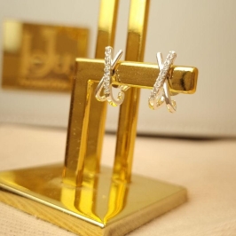 Brinco Minimalista em X com Zircônias em Banho de Prata