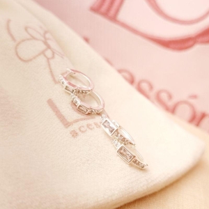 Argola Tranqueta com Zircônia Quadrada Banhado a Prata