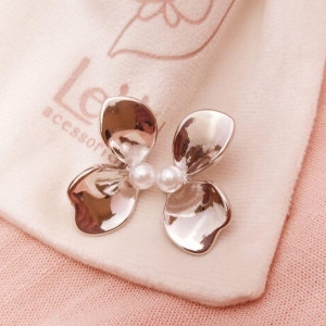 Brinco Inox Meia Flor com Pérola