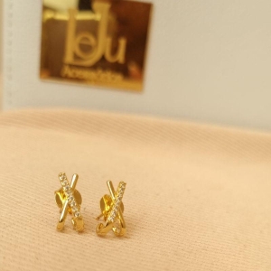 Brinco Minimalista em X com Zircônias