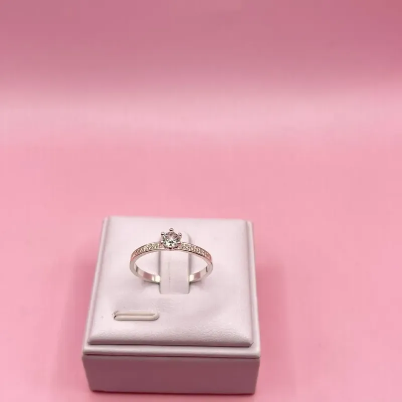 Anel Prata Solitário Cravejado