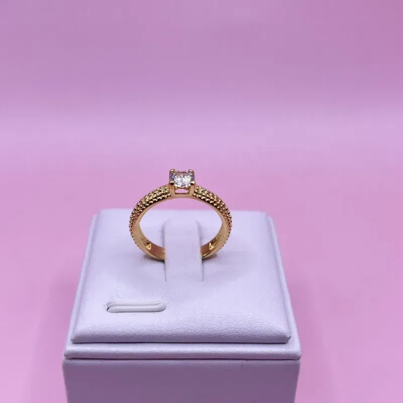 Anel Solitário com Detalhes