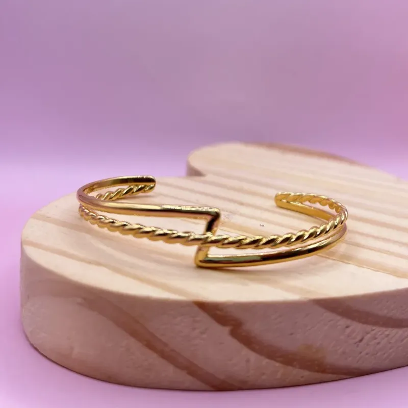 Bracelete Trançado com Detalhe