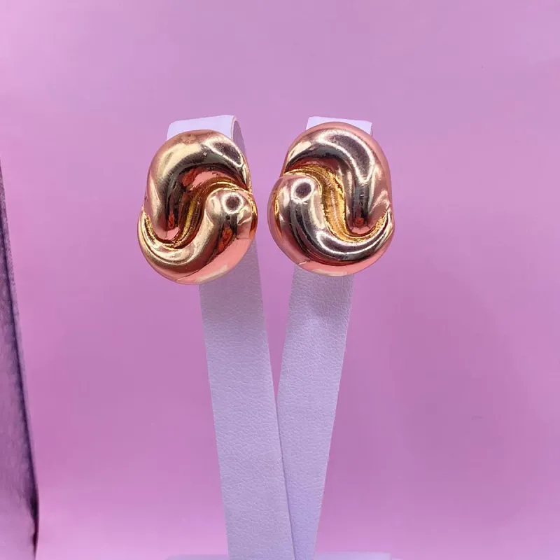 Brinco Detalhado Chick Liso