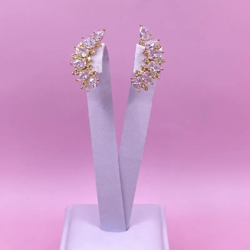 Brinco Ear Cuff Cravejado