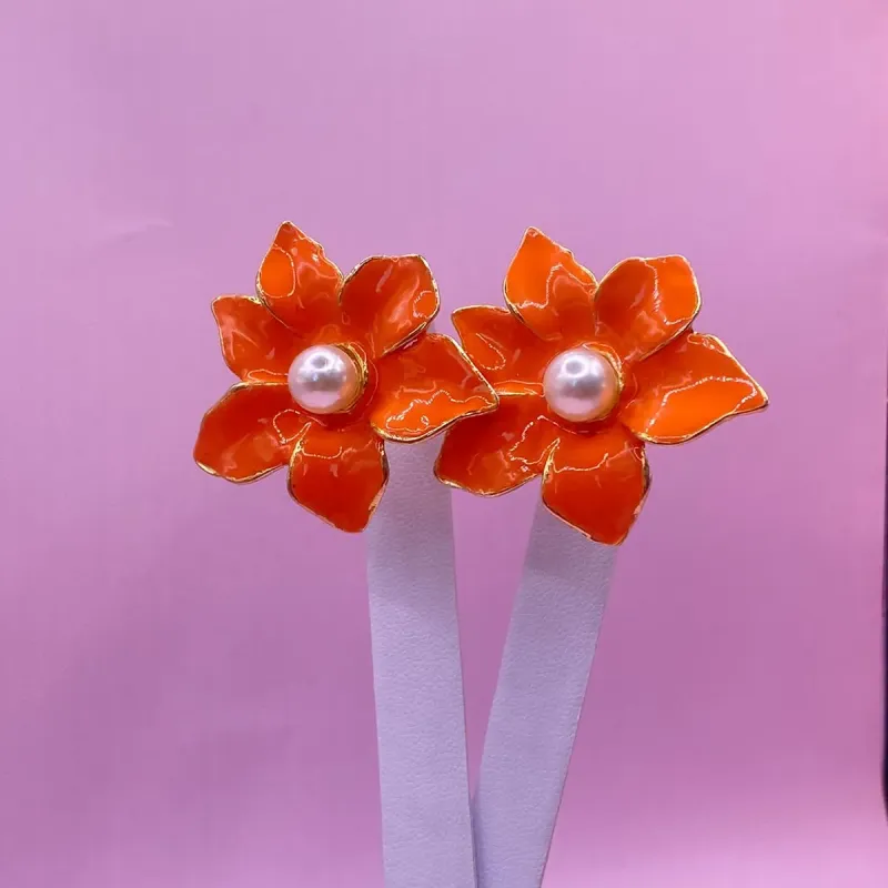 Brinco Esmaltado Flor com Pérola