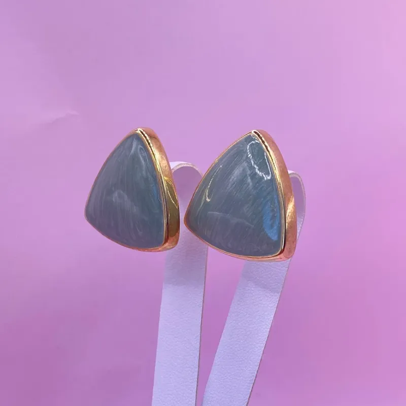 Brinco Esmaltado Triângulo