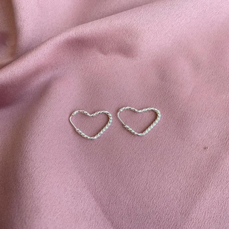 Argola Prata Coração Torcido