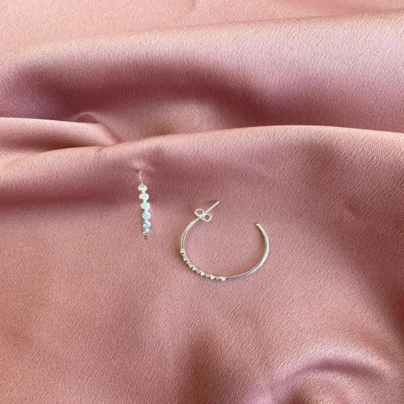 Brinco Argola Fina com Zircônia