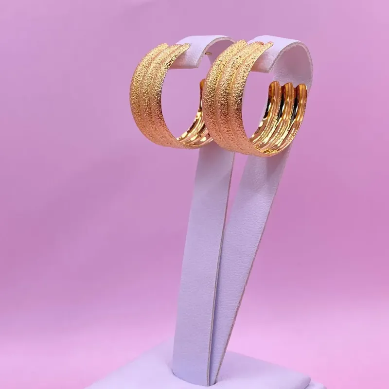 Brinco Argola Três Linhas Detalhadas