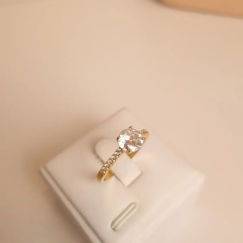 Anel Solitário com Zircônias