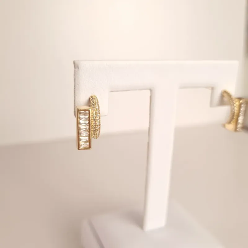 Brinco Cravejado Zircônia Baguete