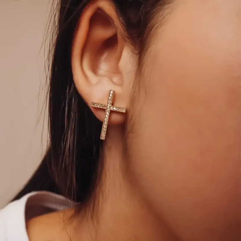 Brinco Cruz Zircônia Cravejada
