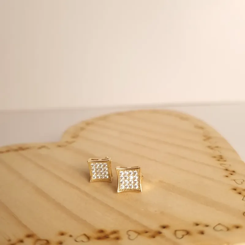 Brinco quadrado cravejado