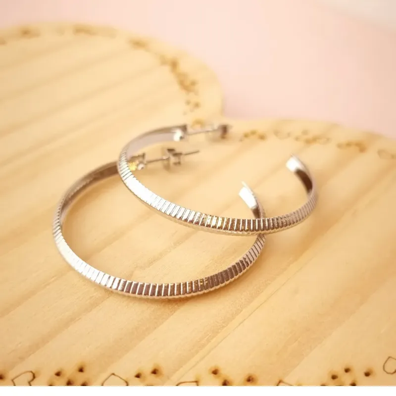 Brinco Steel Argola Larga Trabalhada