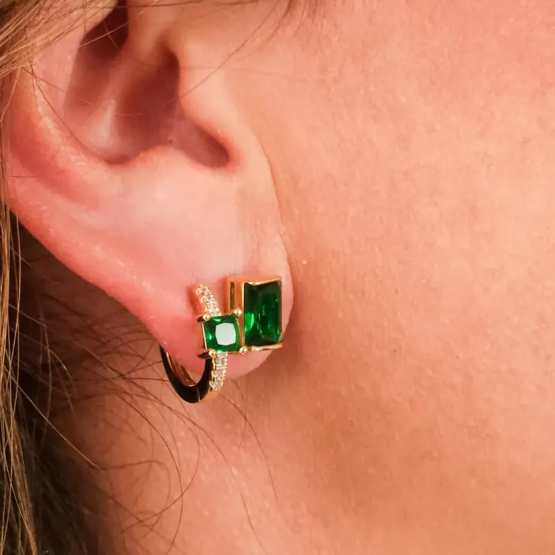 Brinco com tarraxa pedra verde