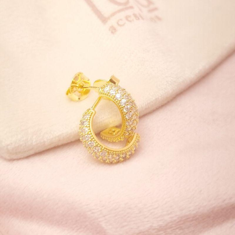 Brinco Meia Argola Cravejada