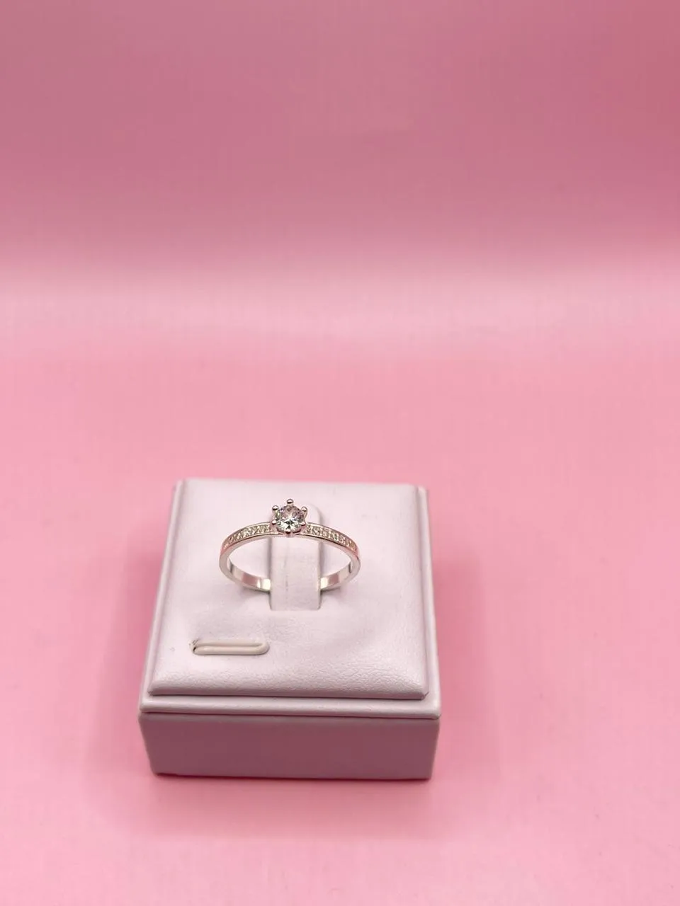 Anel Prata Solitário Cravejado