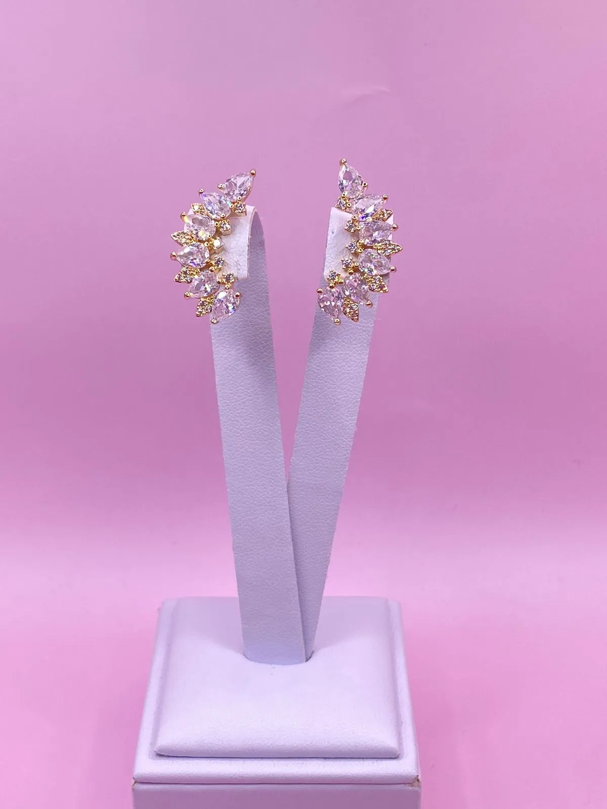 Brinco Ear Cuff Cravejado