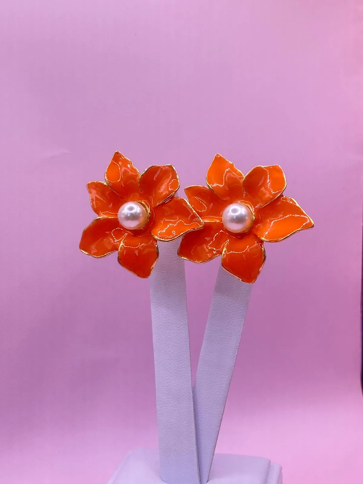 Brinco Esmaltado Flor com Pérola