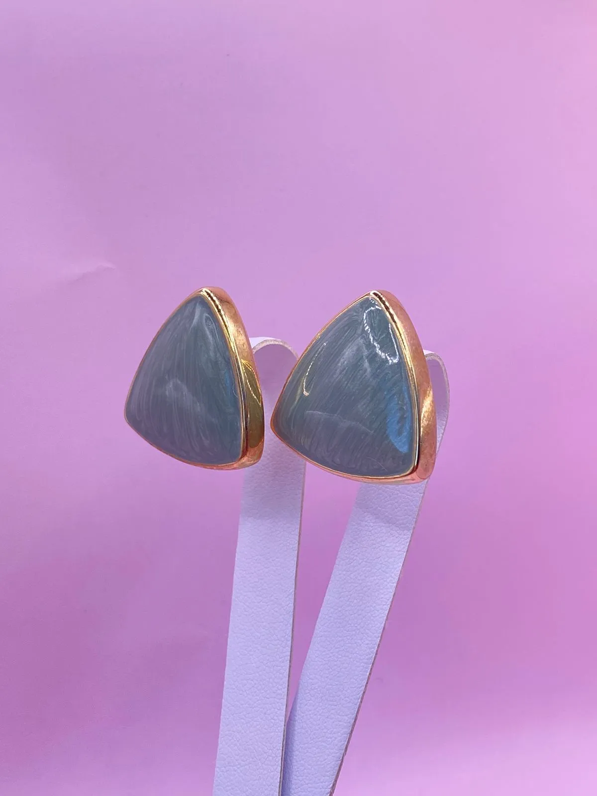 Brinco Esmaltado Triângulo