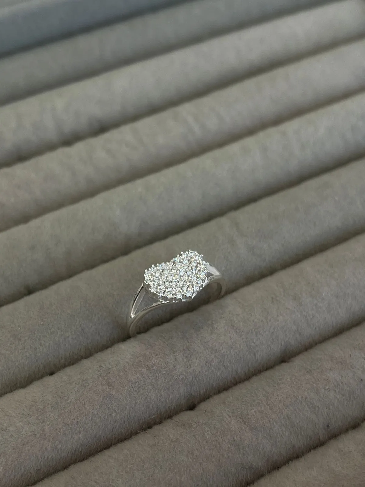 Anel Prata Coração Cravejado