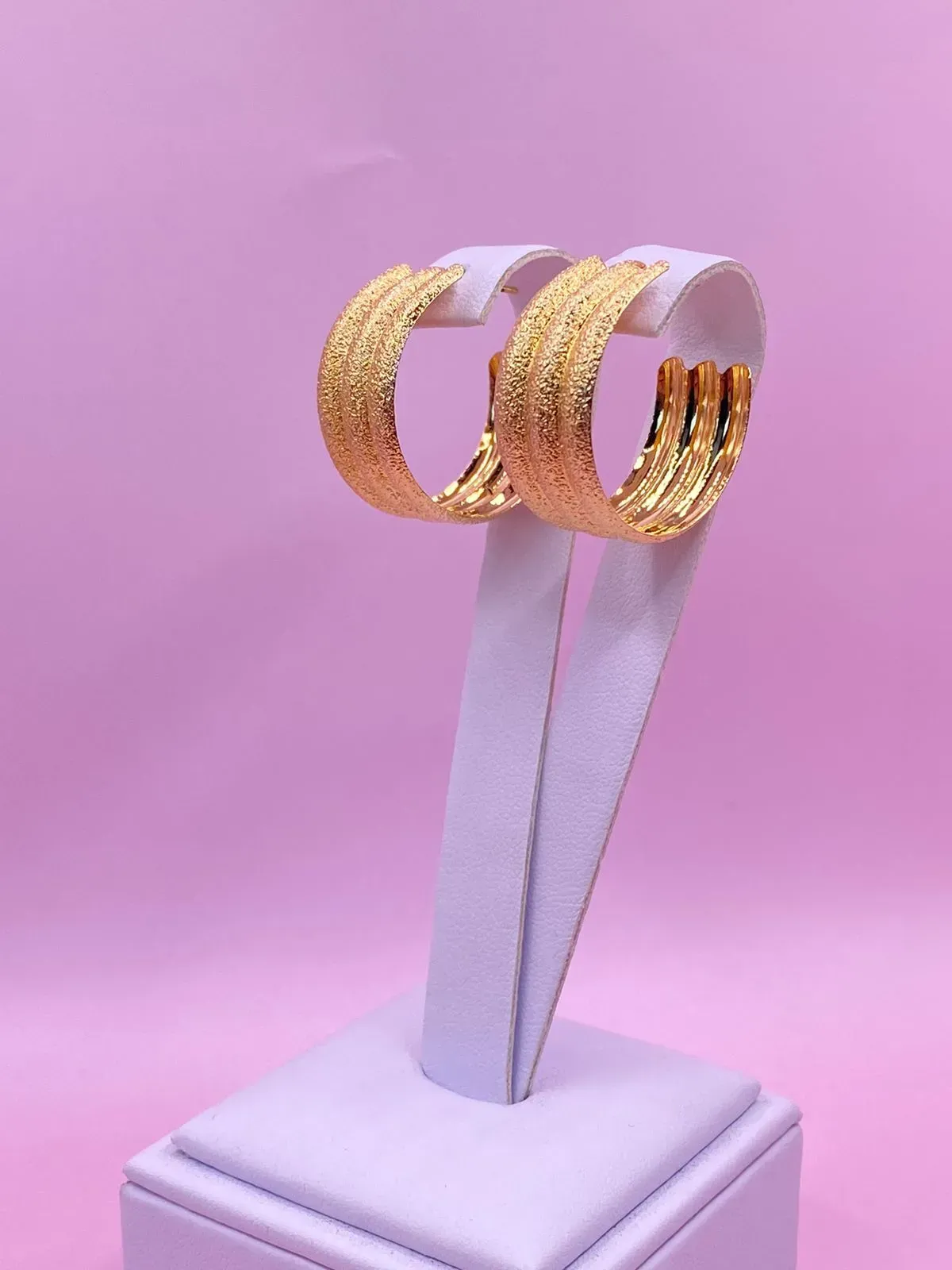 Brinco Argola Três Linhas Detalhadas