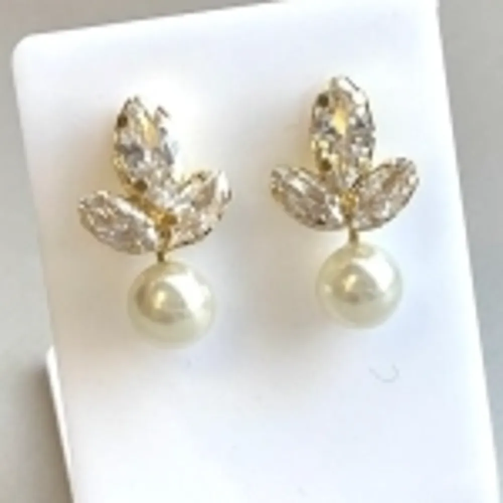 Brinco folha com pérola