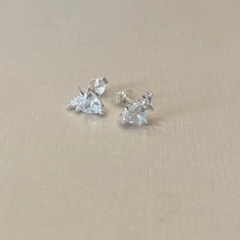 Brinco morango prata