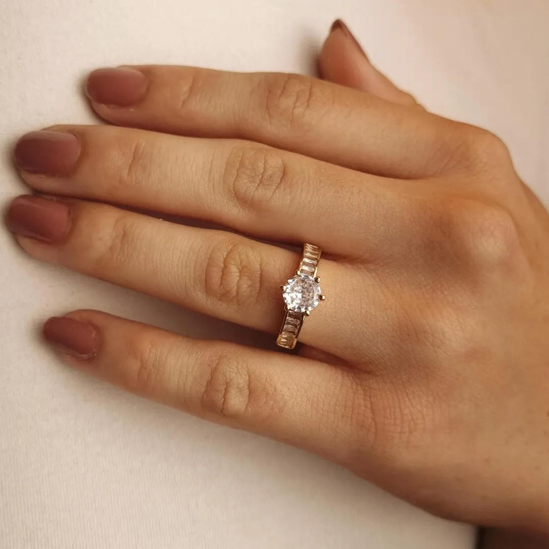 Anel Solitário Zircônia Grande e Baguetes