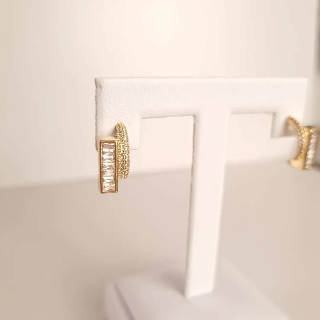 Brinco Cravejado Zircônia Baguete