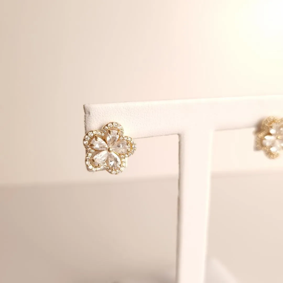 Brinco flor cravejada