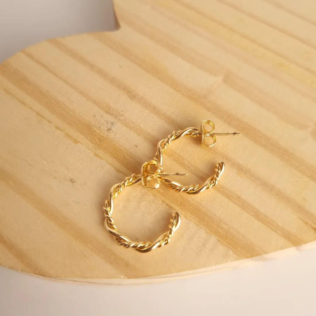 Brinco Trançado Liso Pequeno