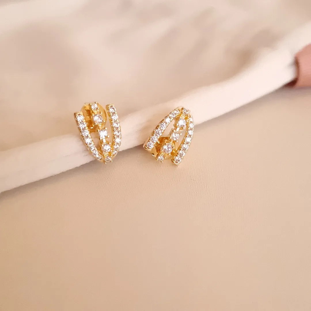 Brinco Ear Hook Cravejado