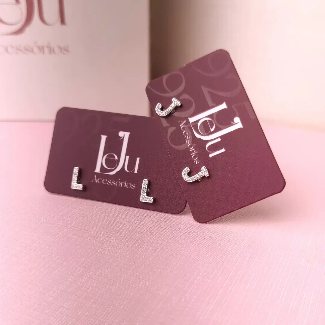 Brinco Prata Letras Cravejado