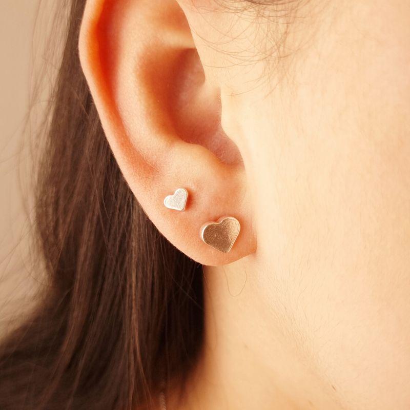 Brinco Mini Coração Banhado a Prata
