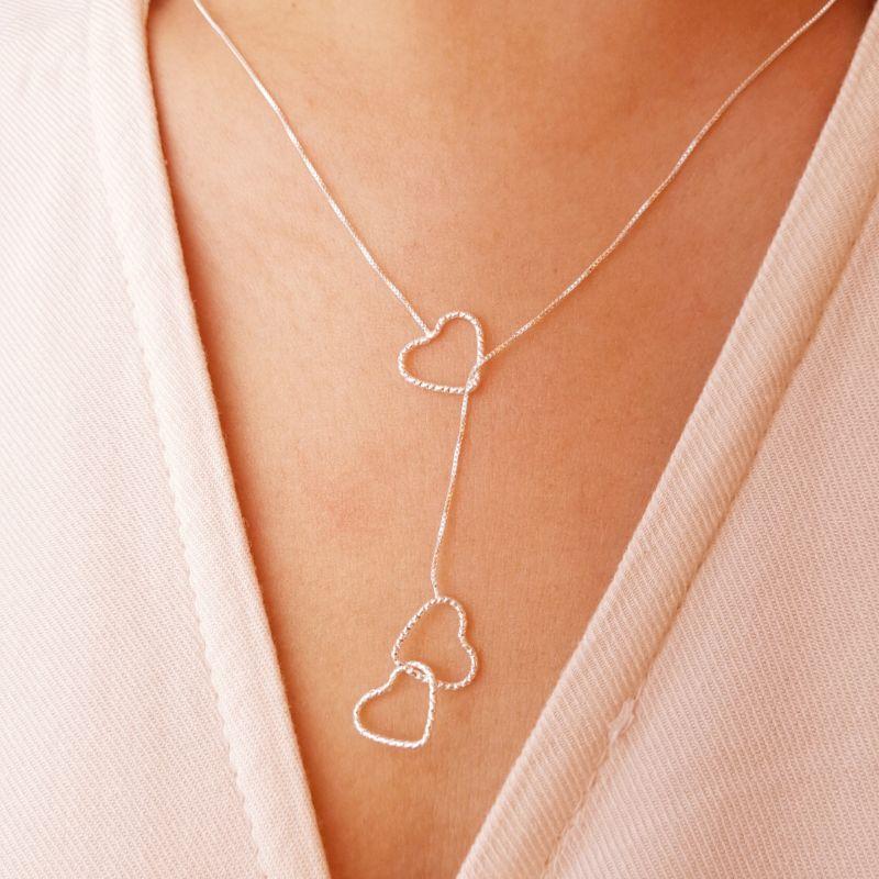 Colar Gravata Três Corações Banhado a Prata