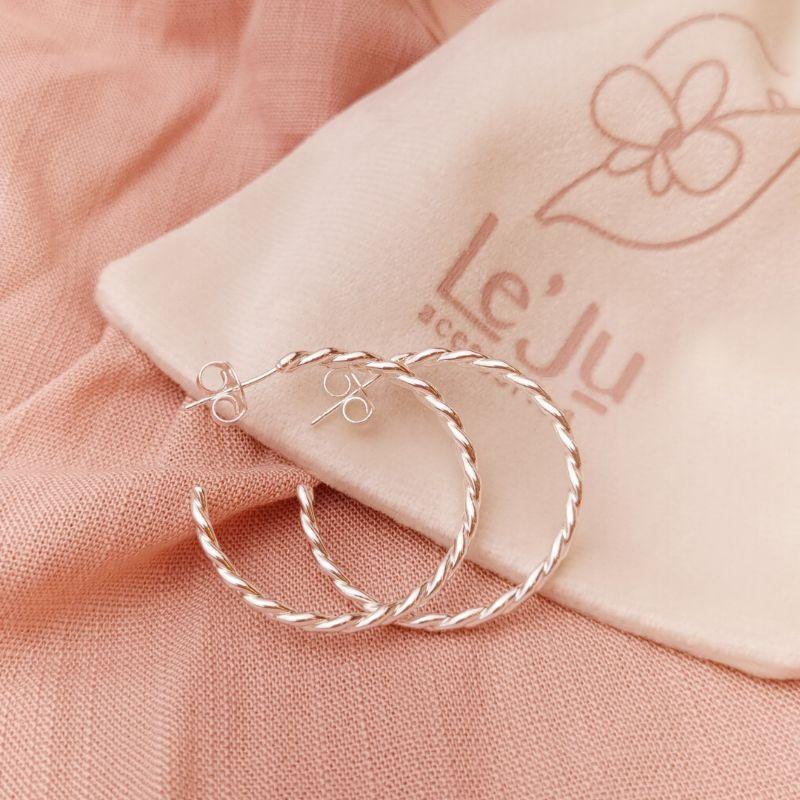 Argola Trançada Tarraxa Banhada a Prata