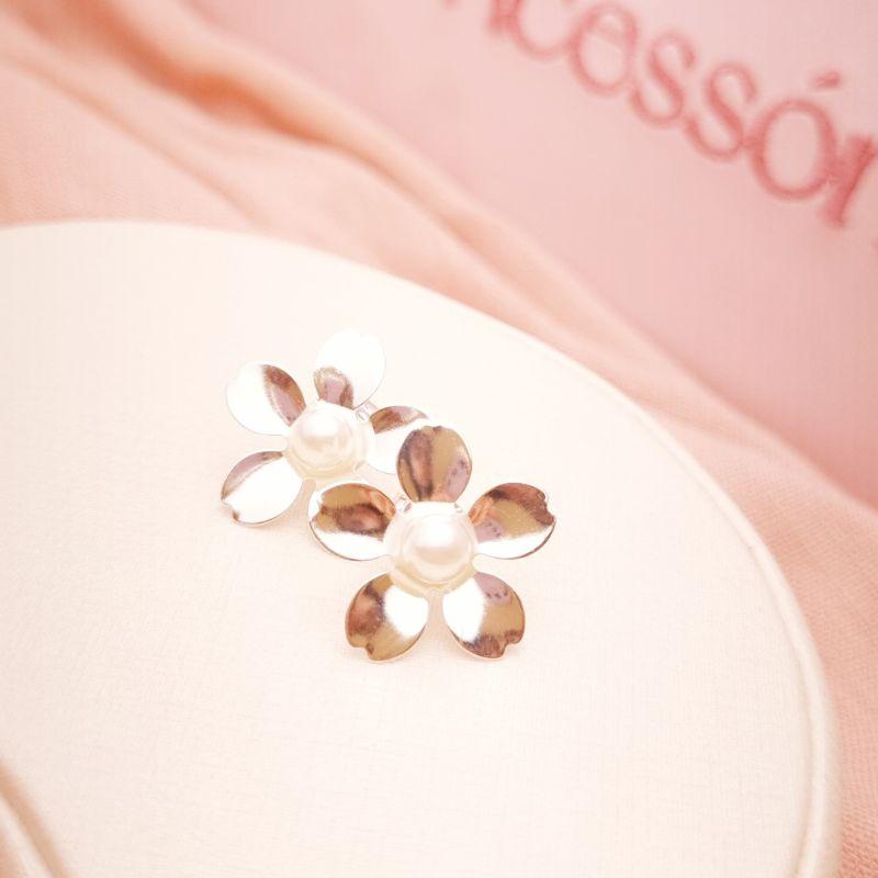 Brinco Flor com Botão de Pérola em Banho de Prata