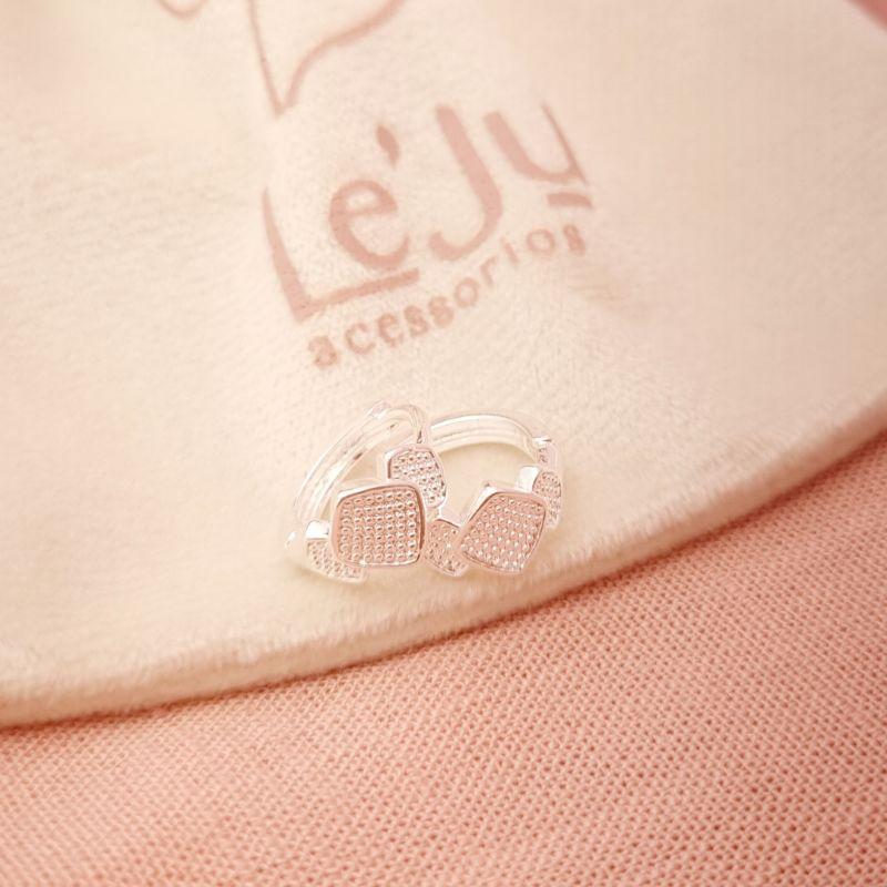 Brinco Tranqueta Triangulo em Banho de Prata