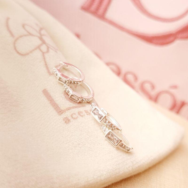 Argola Tranqueta com Zircônia Quadrada Banhado a Prata