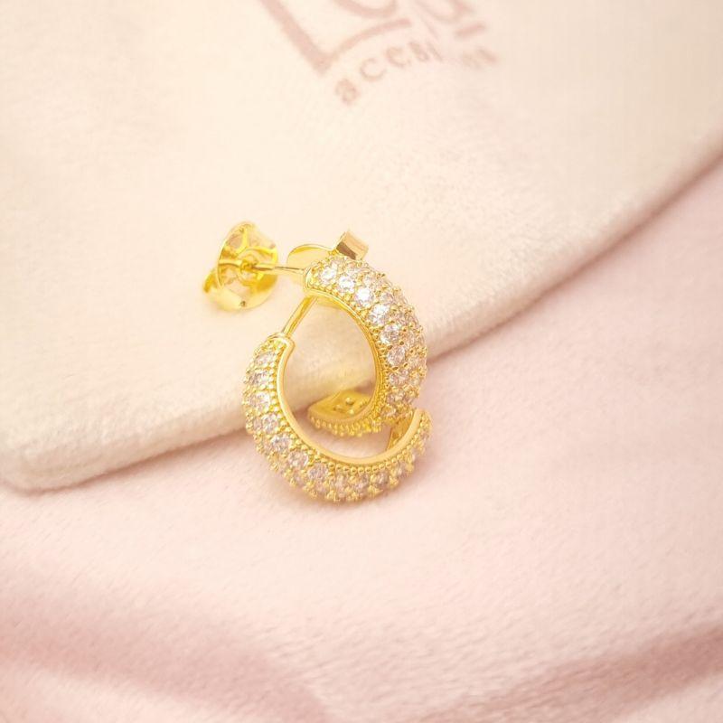 Brinco Meia Argola Cravejada