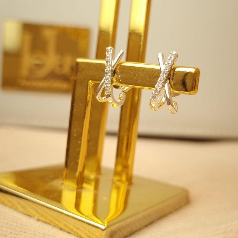 Brinco Minimalista em X com Zircônias em Banho de Prata